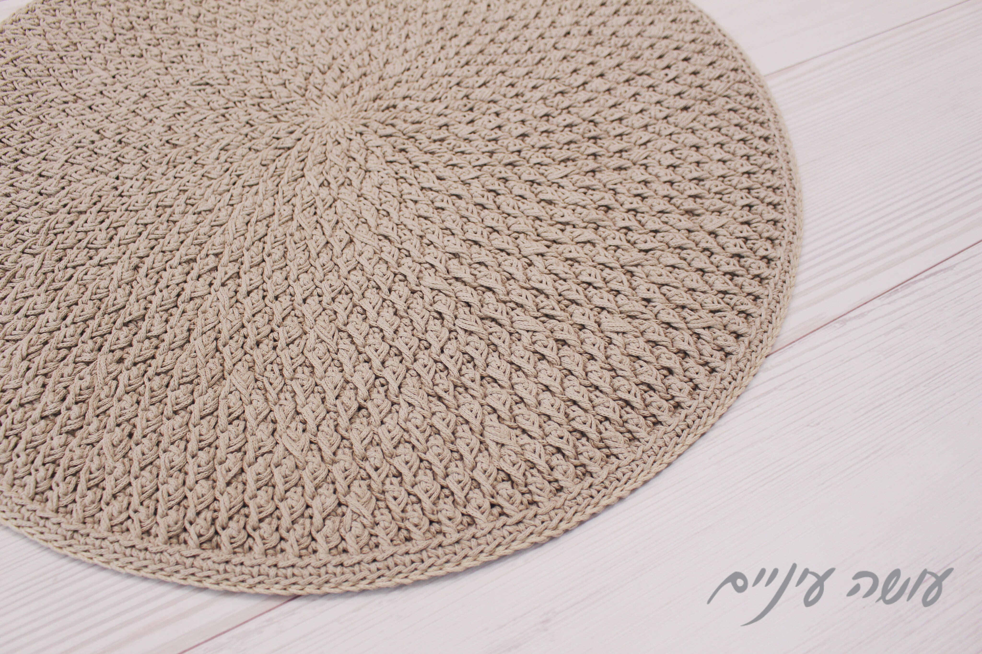 שטיח עגול בדוגמת אלפיין סטיץ'