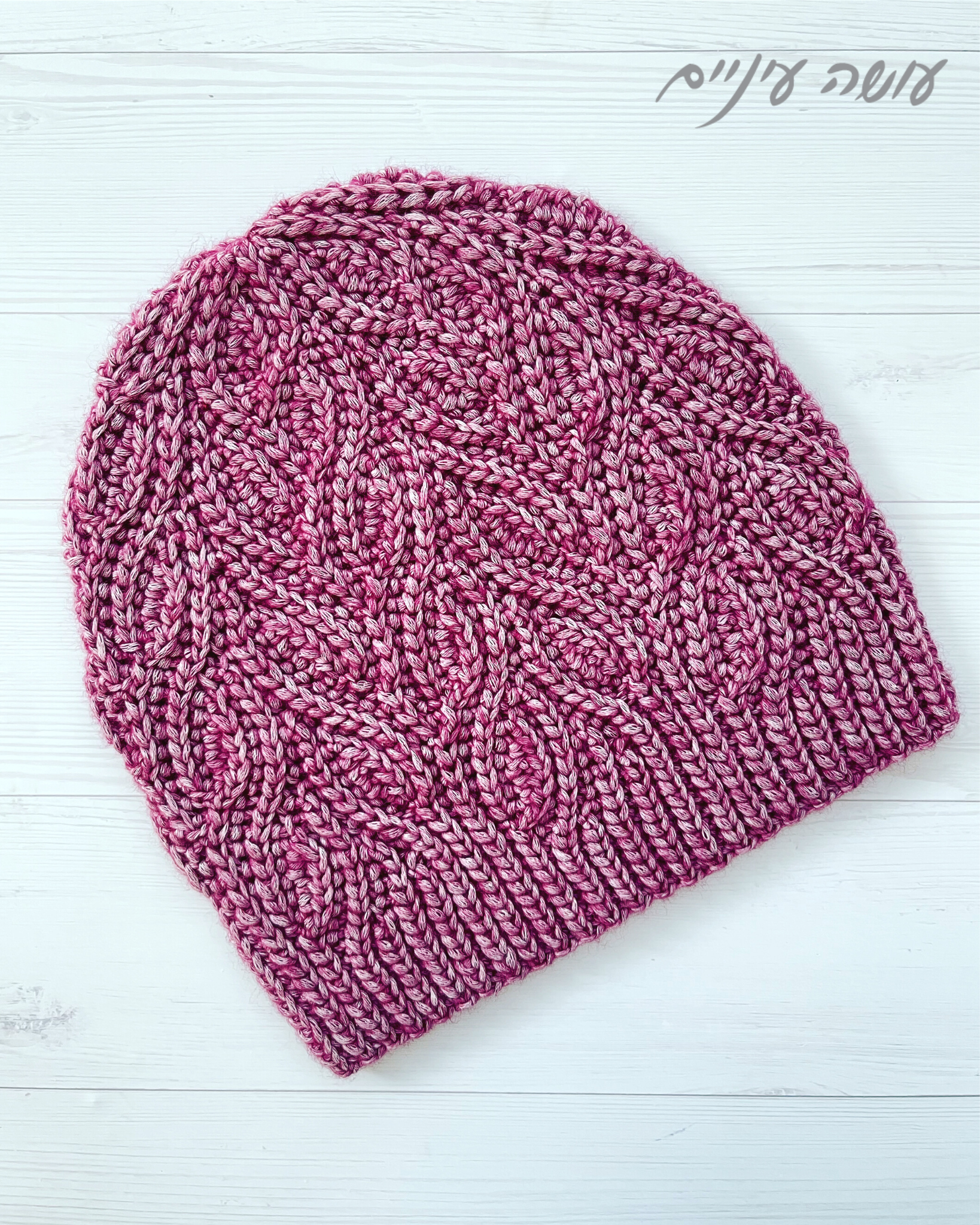 עוד כובע בדוגמת עלים, במסרגה אחת.